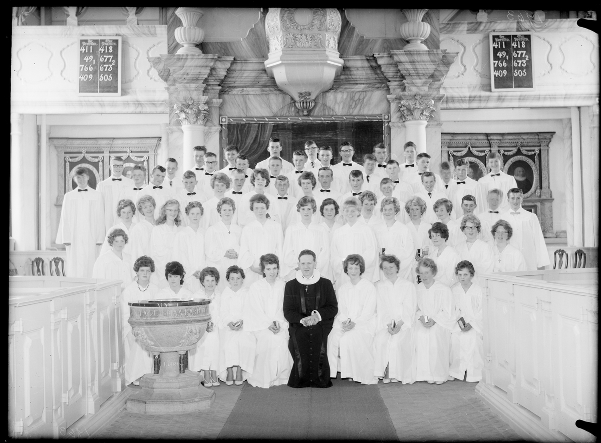 Konfirmanter i Røros kirke 1963 - Rørosmuseet / DigitaltMuseum