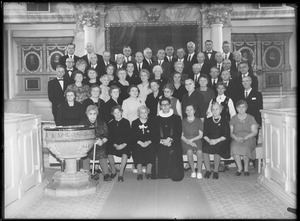 50-års-konfirmanter i Røros kirke (ant. 1967 eller 1968)