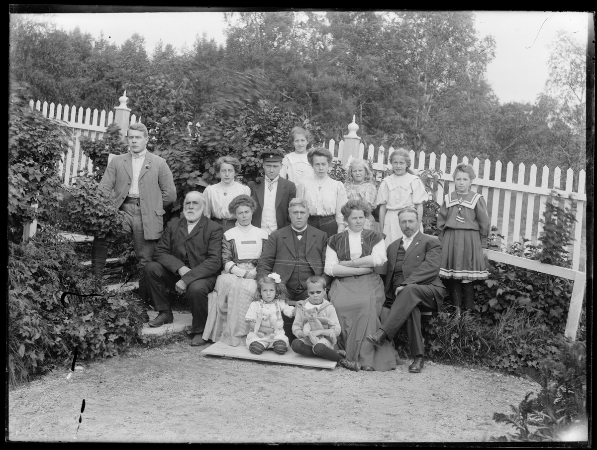 Gruppebilde av familie samlet i hage