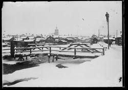 Røros sentrum sett fra sør, fra Øra. Kvennhusbrua i forgrunn