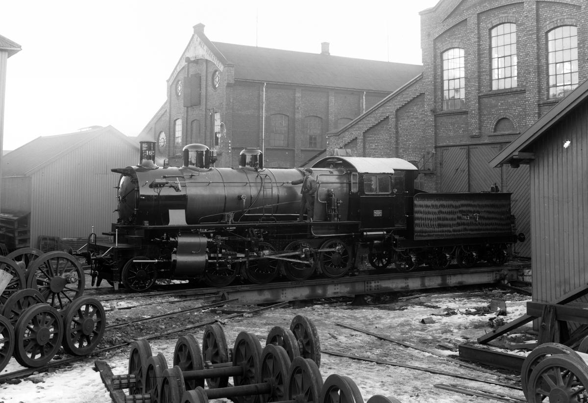 HAMAR JERNSTØPERI OG MEK. VERKSTED, HAM-JERN. 
Lokomotiv nr. 163 av typen 28a som skulle settes inn i malmtrafikken på Ofotbanen. Mellom 1901 og 1937 produserte Hamjern 193 damplokomotiv og 36 elektriske lokomotiver. 