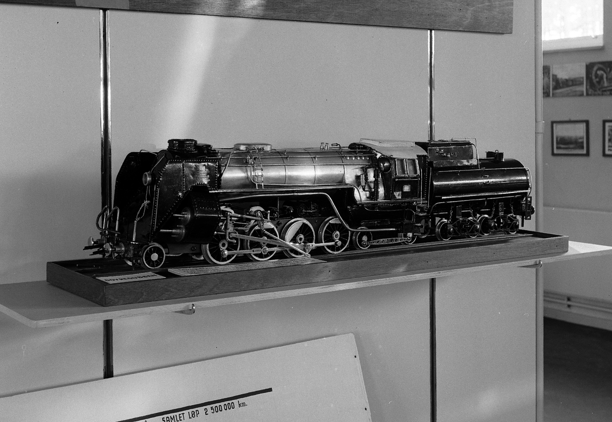 Modell av NSB damplokomotiv type 49b, lok nr. 465 med såkalt "booster" på løpeboggien bak. Lokomotiv 465 var i drift fra 1935-36 til 1957. Boosteren avmontert etter kort tid. Loket tilsvarte deretter type 49a. Dette er av de såkalte Dovregubbene.