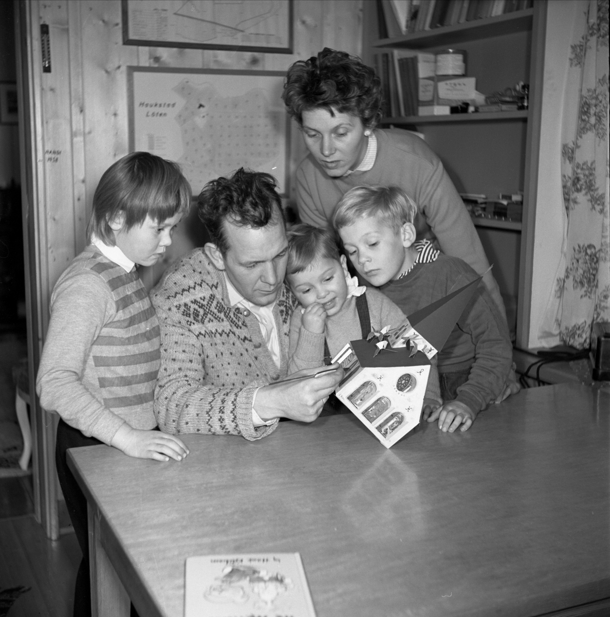FAMILIEN KJØS, F. V. RANDI, ERIK, OLAV, BJARNE KJØS, UKJENT NAVN PÅ MOR, 1959. ÅPNER ADVENTSKALENDER?