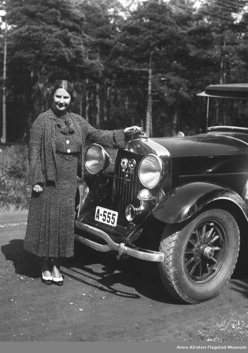 Kirsten Flagstad på biltur i Strømstad, Sverige sommeren 1936. Kirsten Flagstad with her car at Strømstad, Sverige summer 1936. 