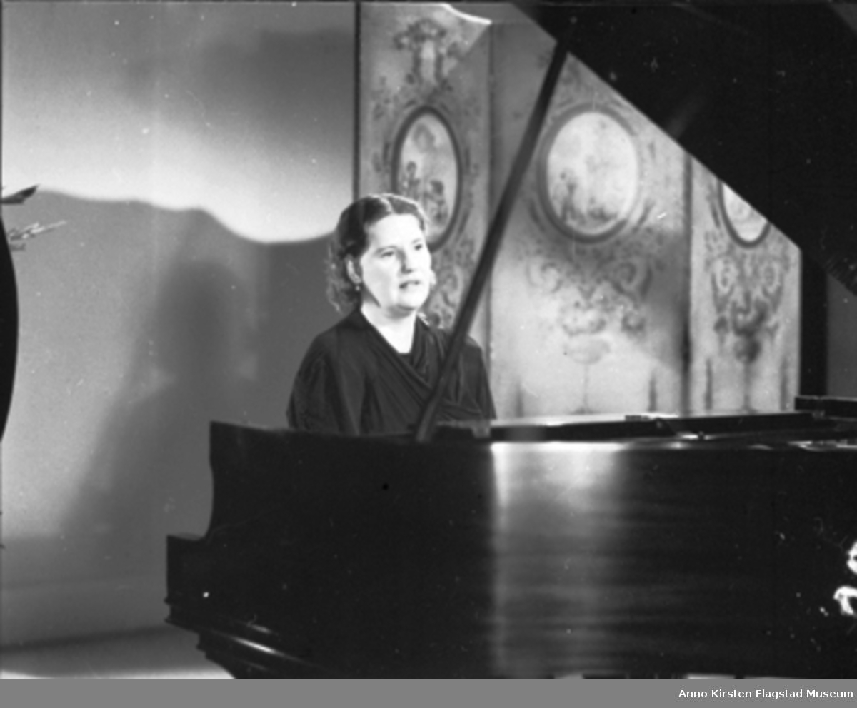 Kirsten Flagstad ved flygelet. Paris 22. september 1936. Kirsten Flagstad at the grand piano. Paris 22 September 1936. 