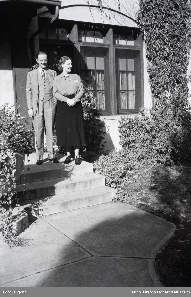 Kirsten Flagstads og hennes akkompagnatør Edwin McArthur utenfor hans hjem i Denver, Colorado, oktober 1935. Kirsten Flagstad and her accompanist Edwin McArthur outside his home in Denver, Colorado, October 1935. 