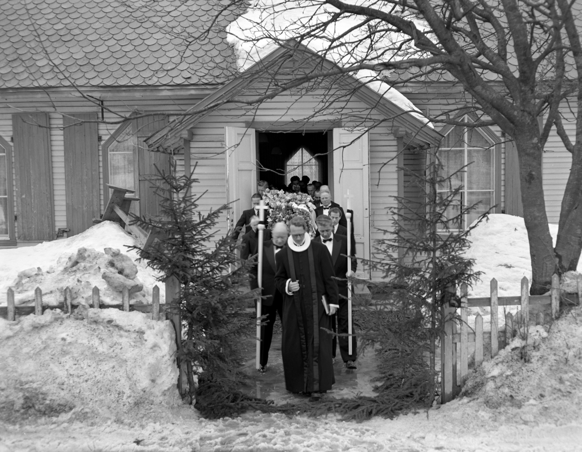 Brumunddal bedehus i Nordåsvegen. Baker L. Kjendlies begravelse 05. 04. 1951. 
Kisten bæres ut. Pyntet med grantrær. 
