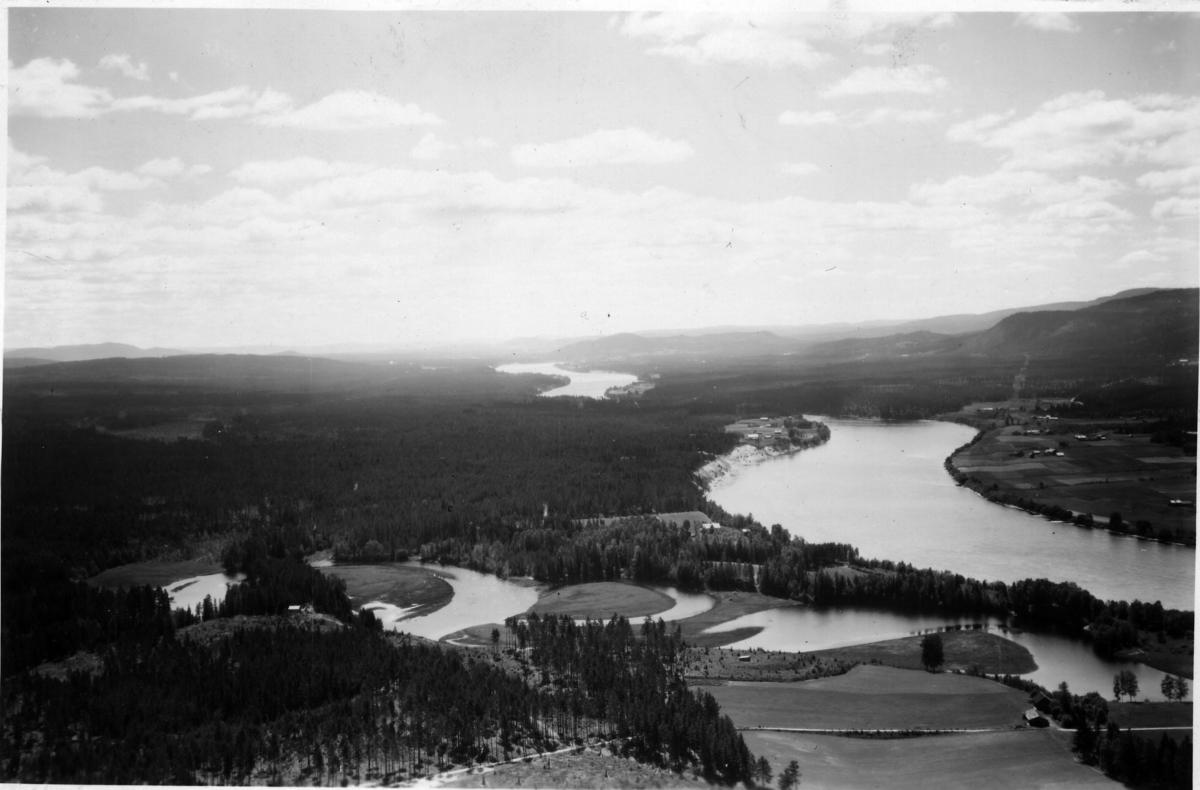 Jømna med Glomma og Jømnåa fra 1949.
Oshagen (Gnr 72/11) på Jømna, ved Glomma på sørsida av Jømnåa (omtrent midt i bildet)