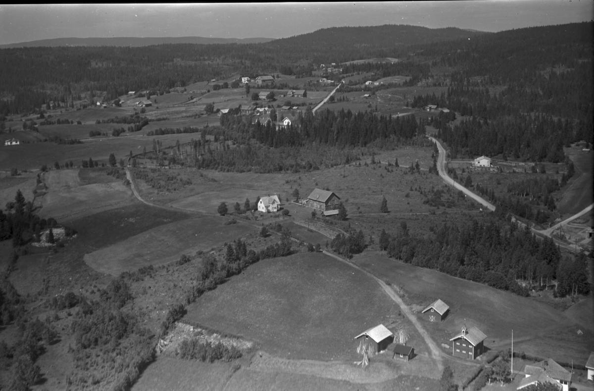 Østby (Gnr 14/5) i Horndalen i sentrum av bildet. Horndalsvegen 935. Bakken (Gnr 117/15) i nedre høyre hjørne.