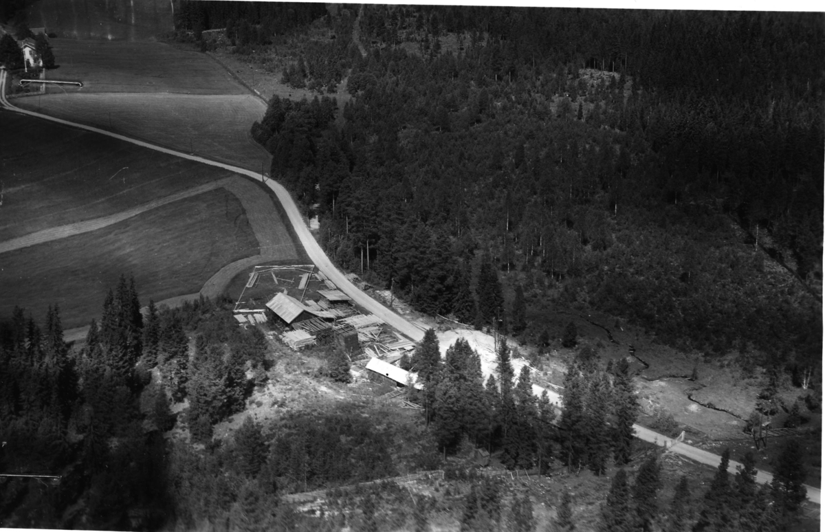 Skavhaugen sagbruk (Gnr 136/1) i Julussdalen. Lå ved gardsvegen til Skavhaugen, ca 400 meter sør for gården. Skavhaugen skimtes i øvre venstre hjørne.
