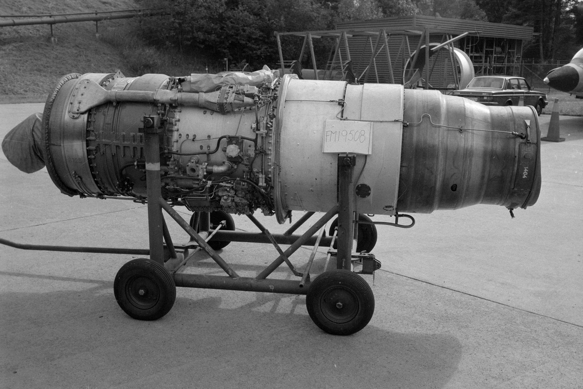 Flygmotor RM 6B. Motorn står placerad i vagn med gummihjul. För Fpl J 35A, J 35B, och Sk 35C.