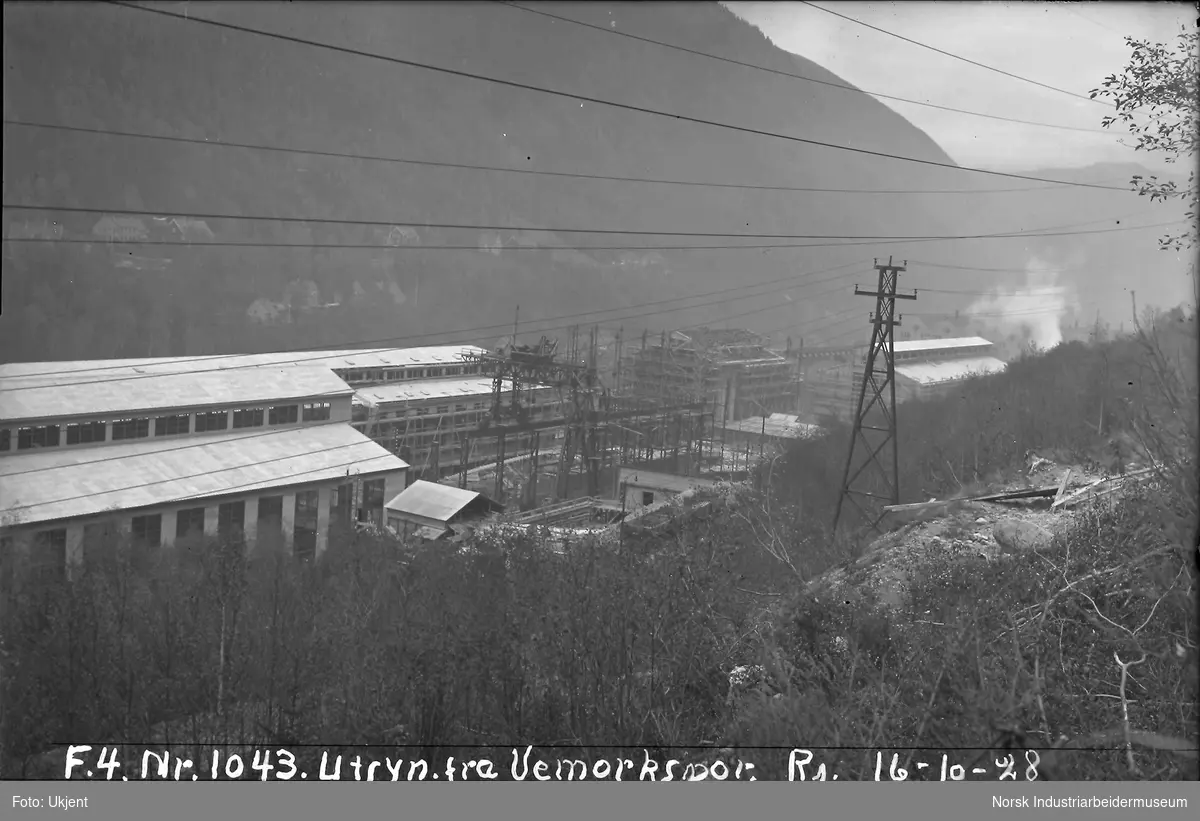 Rjukan Salpeterfabrikker. Nitrogenanlegget under bygging. Kompressorhus på vestsiden og ovnshus på østsiden. Boliger i Villaveien i bakgrunnen.