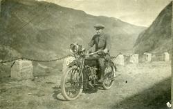Mann på motorsykkel type Indian 1920 power plus