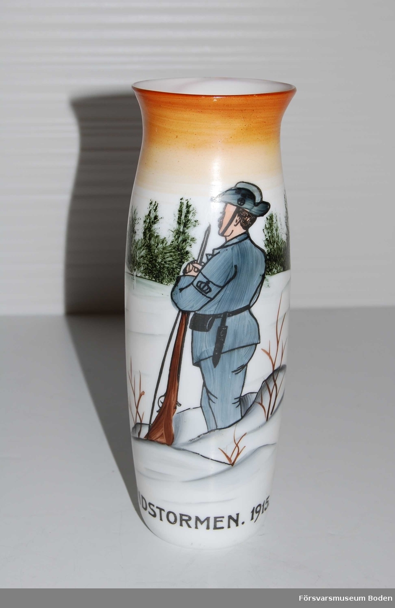 Av opalglas (flussglas) med motiv föreställande en Landstormssoldat på post i vinterlandskap. Ej märkt med tillverkare, trolig import, kanske från Tyskland.