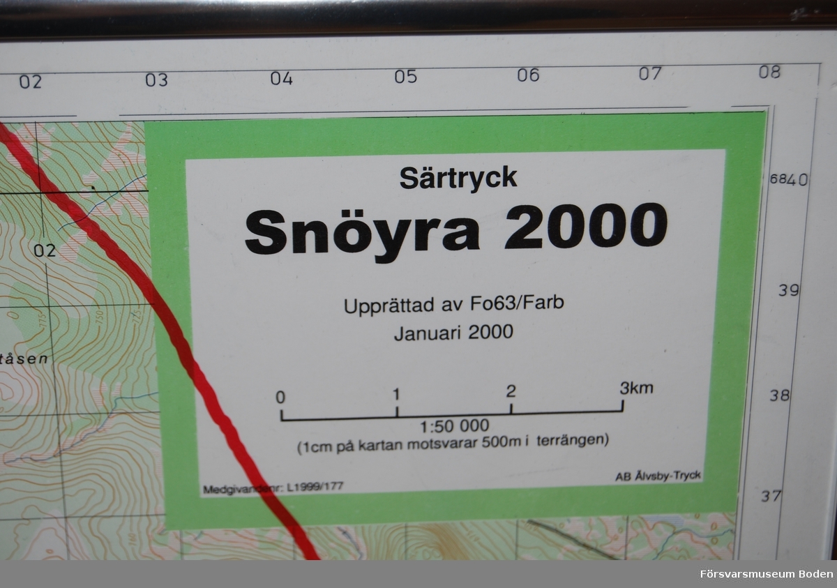 Särtryck av topografiska kartan i skala 1:50 000 för område NV om Älvdalen. Upprättad januari 2000 av Fo 63/Farb. Monterad i aluminiumram med glas 74,5 x 105,5 cm. Upphängningswire på baksidan.