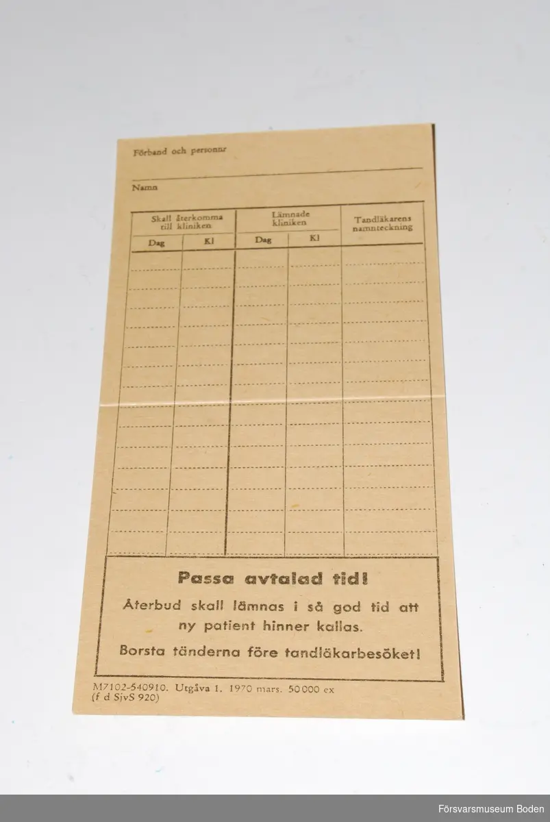 Av kartongpapper 7,5 x 14,7 cm. Veck för att kunna vikas på mitten. Utgåva från 1970.