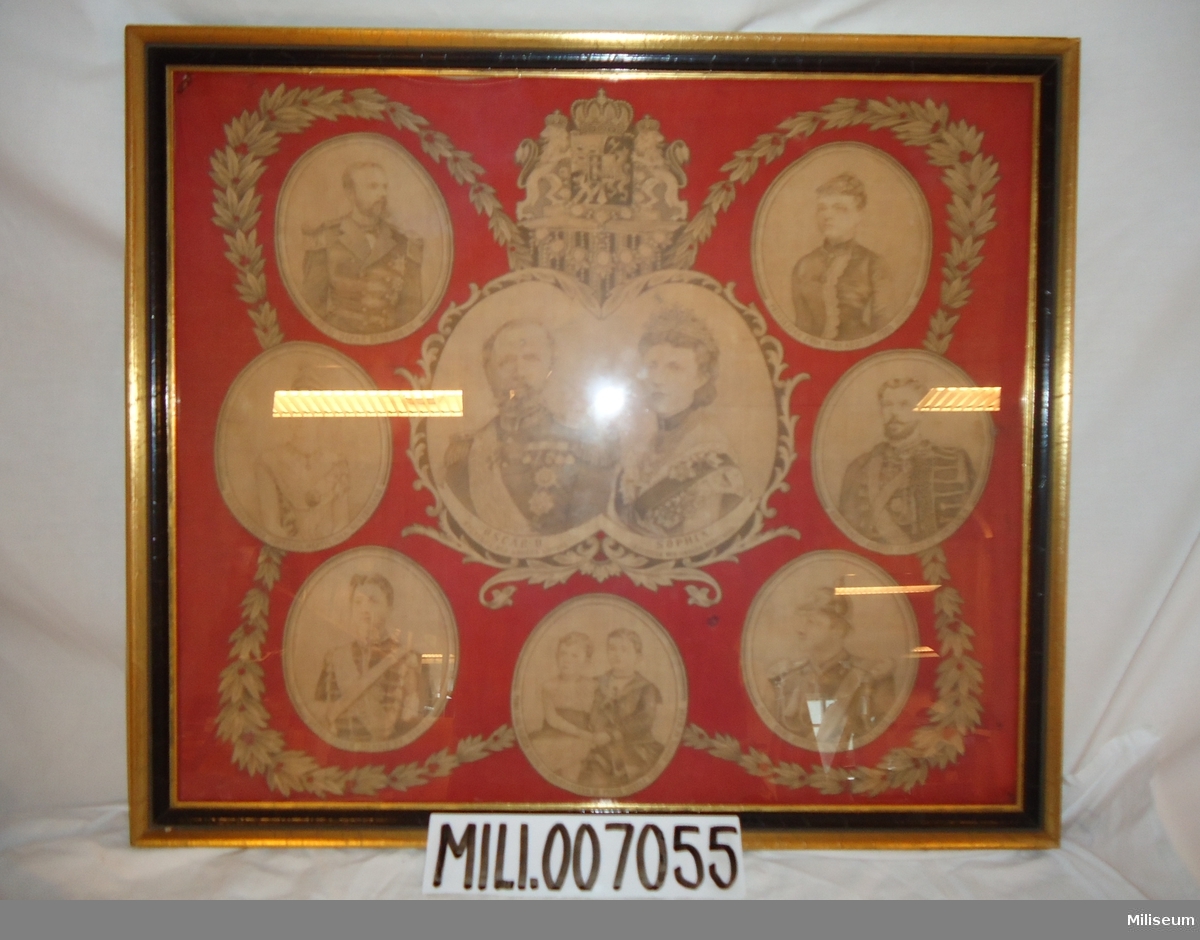 Linneduk med tryck, föreställande porträtt av kungafamiljen c:a år 1900. Av liknande konfektion som de så kallade instruktionsdukarna från samma tid.