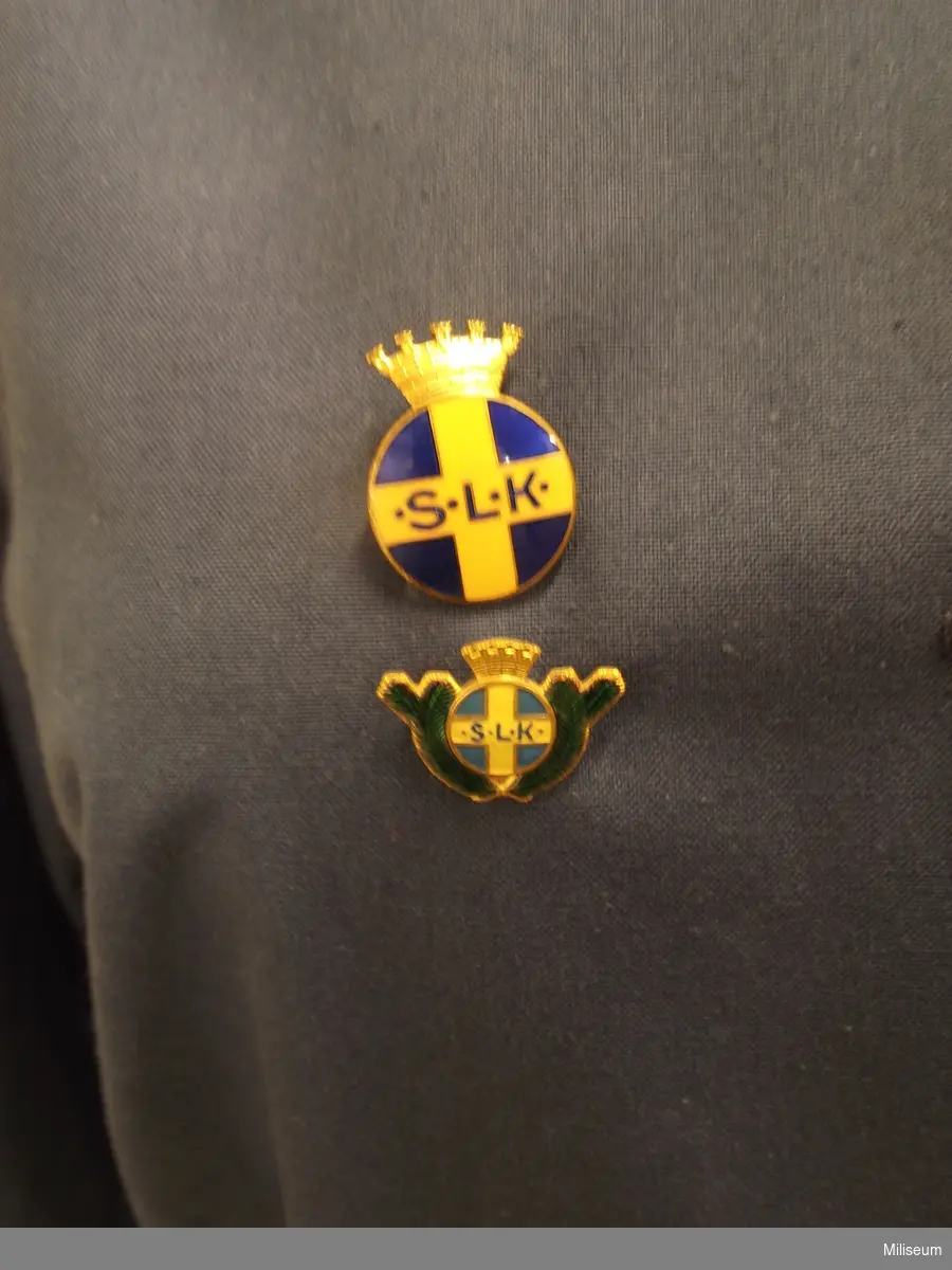 Klänning för Svenska Lottakåren, blå, med tillhörande märken (6 stycken).