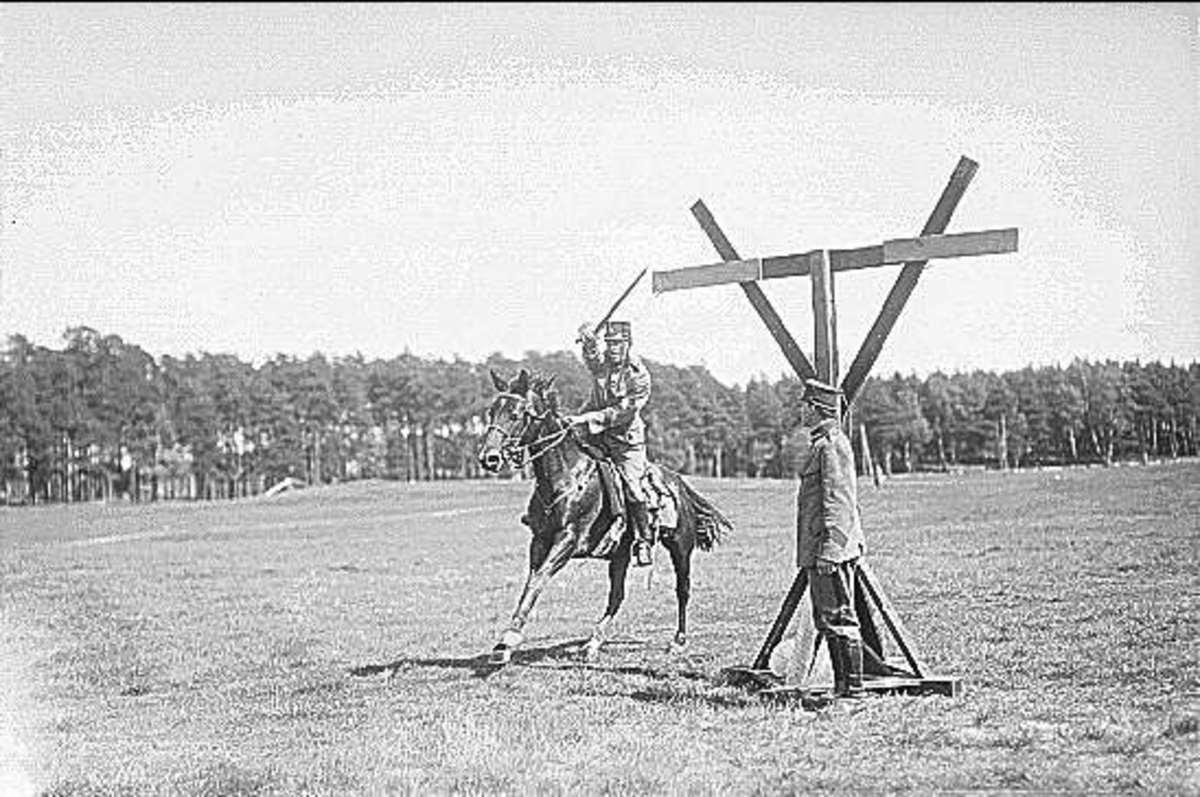 Sabelfäktning till häst. De olika momenten finns beskrivna i "Instruktion i fäktning för svenska kavalleriet av år 1852".