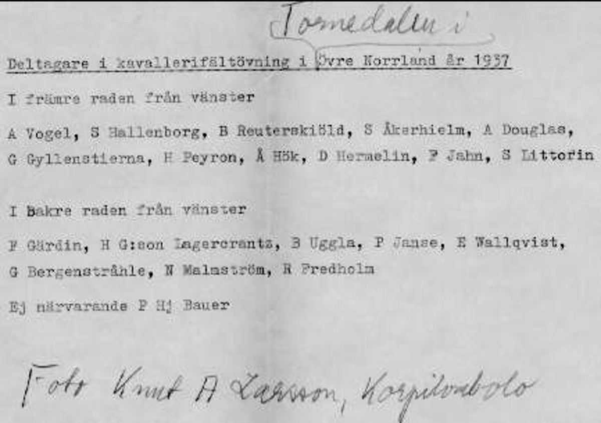 Deltagarna i kavalleriövning i Tornedalen i övre Norrland år 1937. I främre raden från vänster: A Vogel, J Hallenborg, B Reuterskiöld, J Åkerhielm, A Douglas, G Gyllenstierna, H Peyron, Å Höök, D Hermelin, I Jahn, S Littorin. I bakre raden från vänster: F Gärdin, H G:son Lagercrantz, B Uggla, P Janse, E Wallqvist, G Bergenstråhle, N Malmström, R Fredholm. Ej närvarande P Hj Bauer.