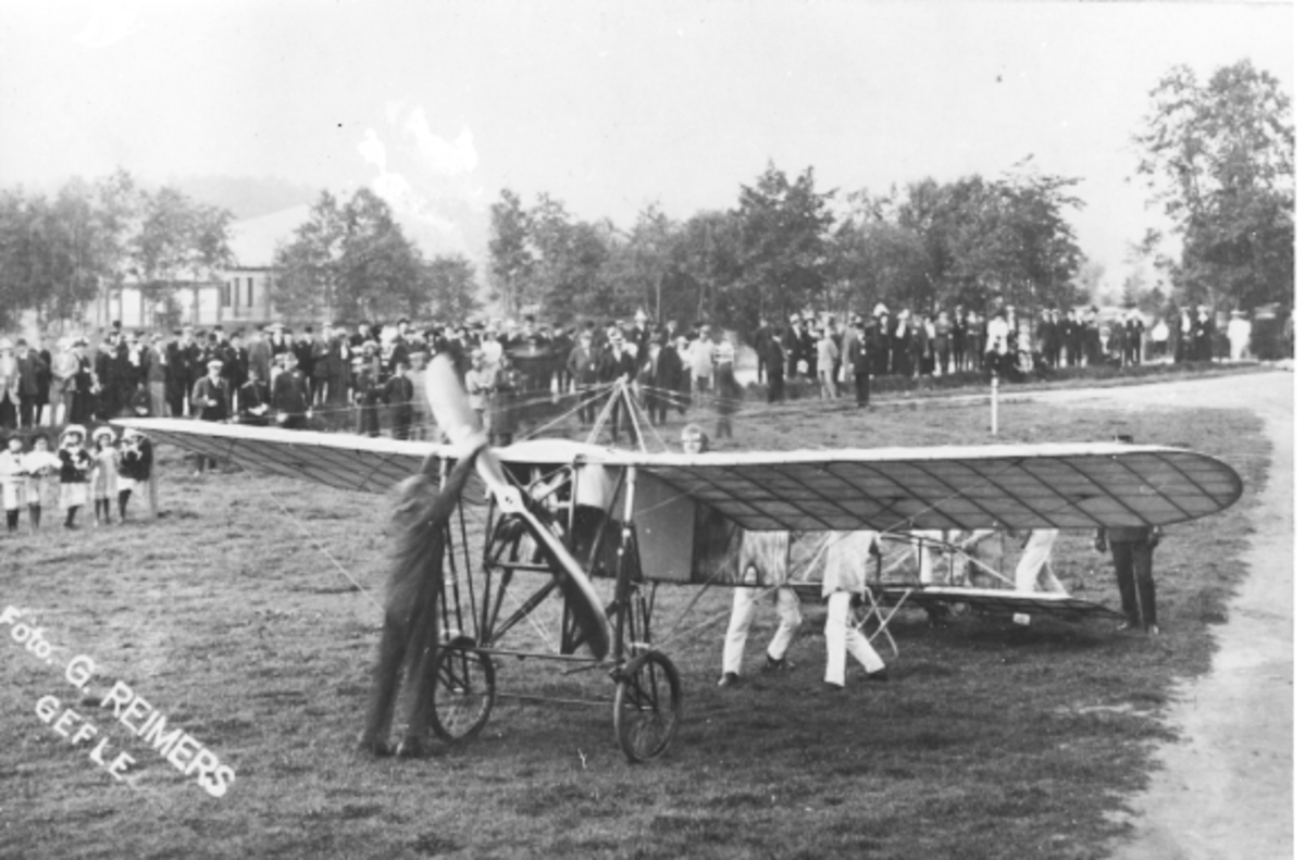 1913. Flygplan Bleirot "Ugglan" i Gävle. Pilot: Kapten Sundstedt.