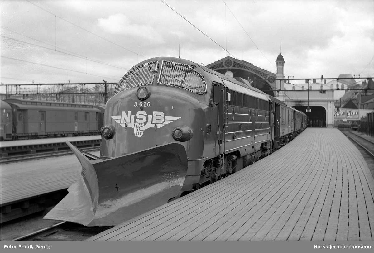 Diesellokomotiv type Di 3 nr. 616 foran hurtigtog til Bergen på Oslo Ø