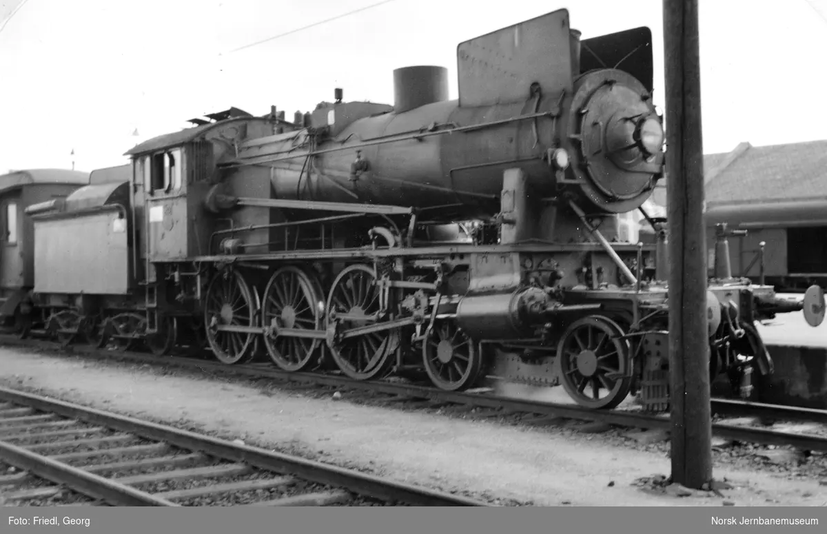 Damplokomotiv type 30a nr. 258 foran persontog til Larvik på Drammen stasjon