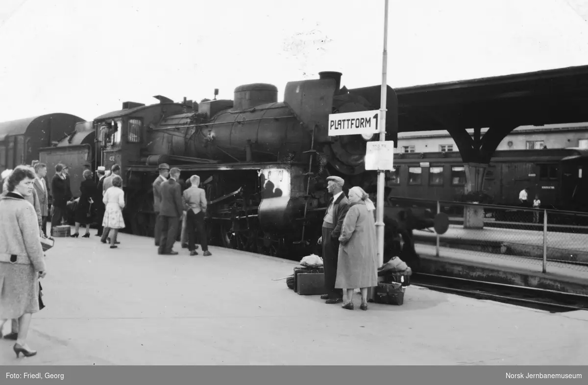 Damplokomotiv type 26c nr. 432 foran Rørosbanens dagtog 302 på Trondheim stasjon