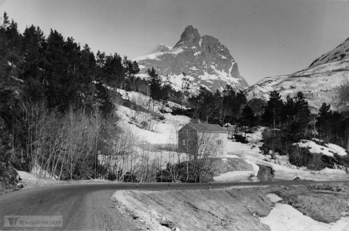 Karl Prestegaard sitt hus, våren 1968..Romsdalshorn i bakgrunnen.