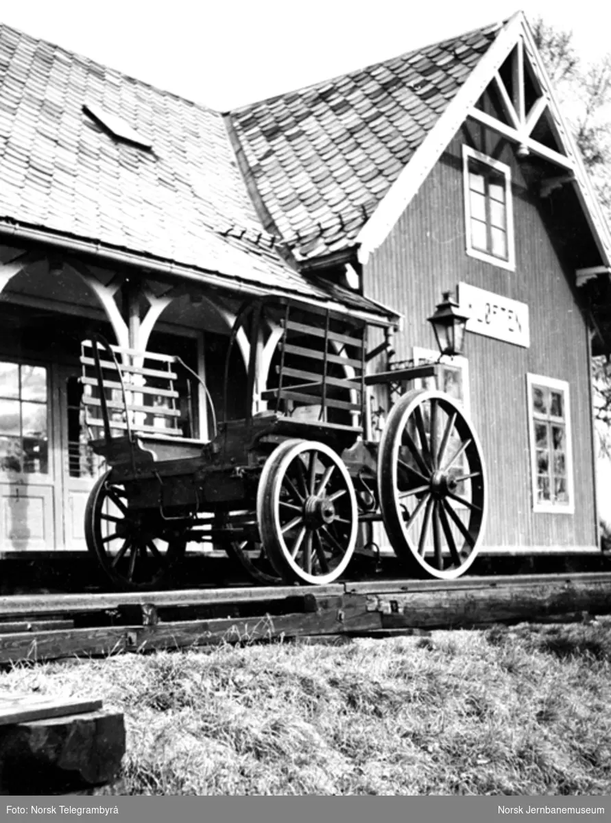 Jernbanemuseet på Disen : Dresinen "dreperen" foran Kløften stasjonsbygning