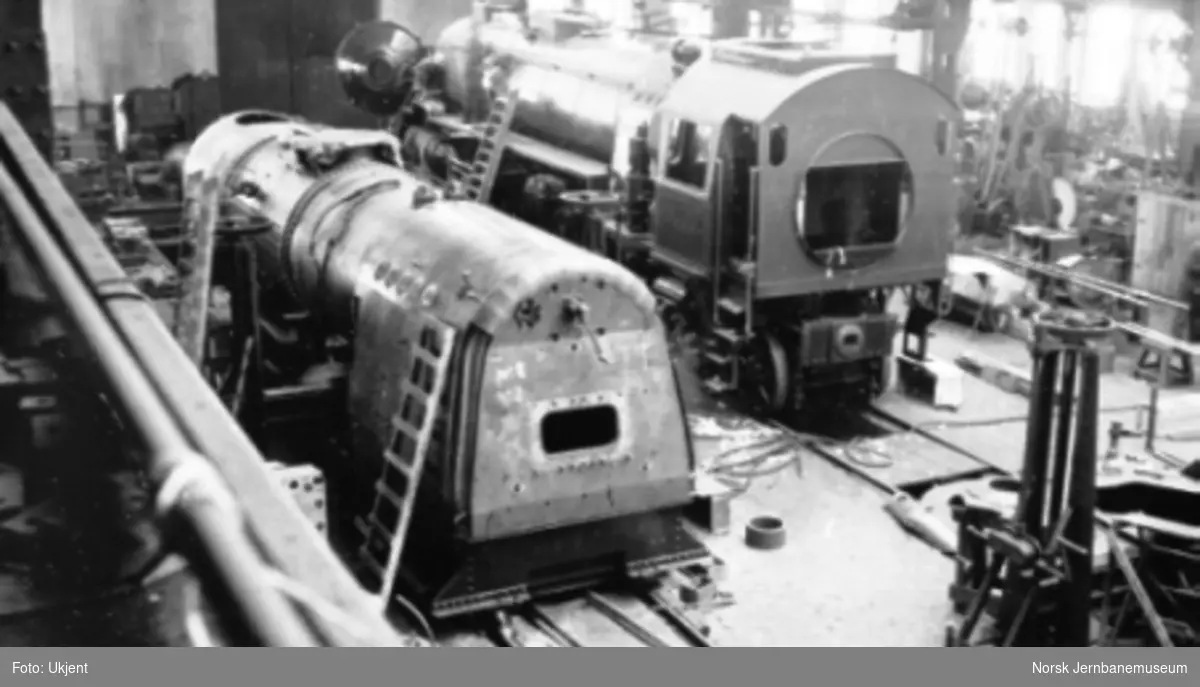 Damplokomotiv type 49a "Dovregubben" under bygging; ett nesten ferdig lok og en kjele