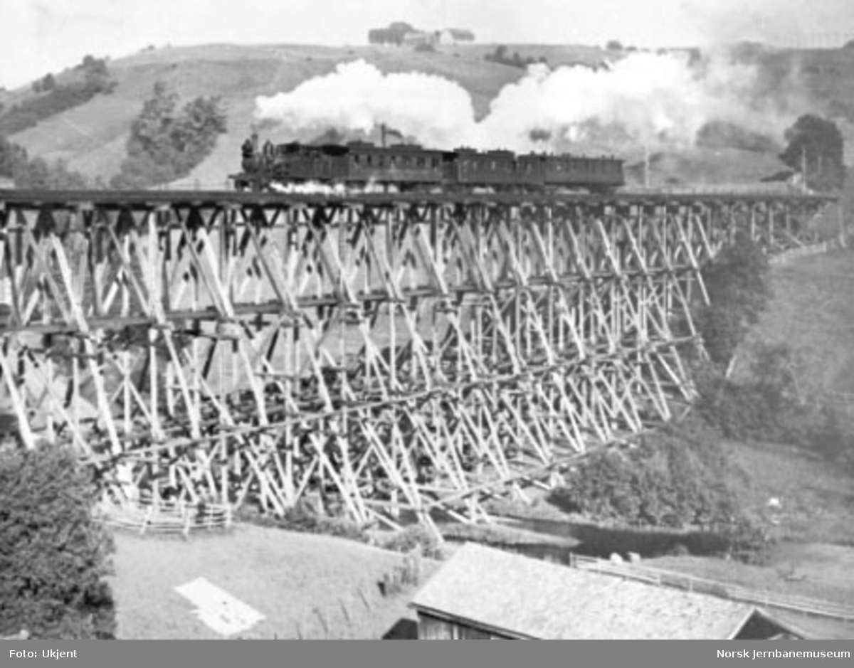 Selsbakk viadukt med persontog, trukket av damplokomotiv type XXIV