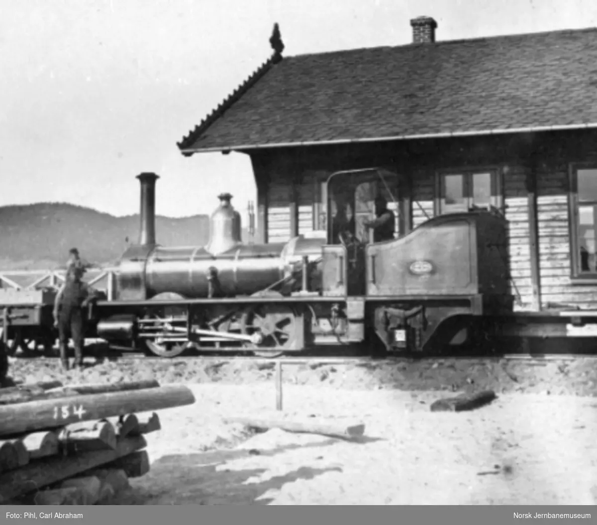 Damplokomotiv nr. 1 "Halfdan" foran Hokksund stasjonsbygning