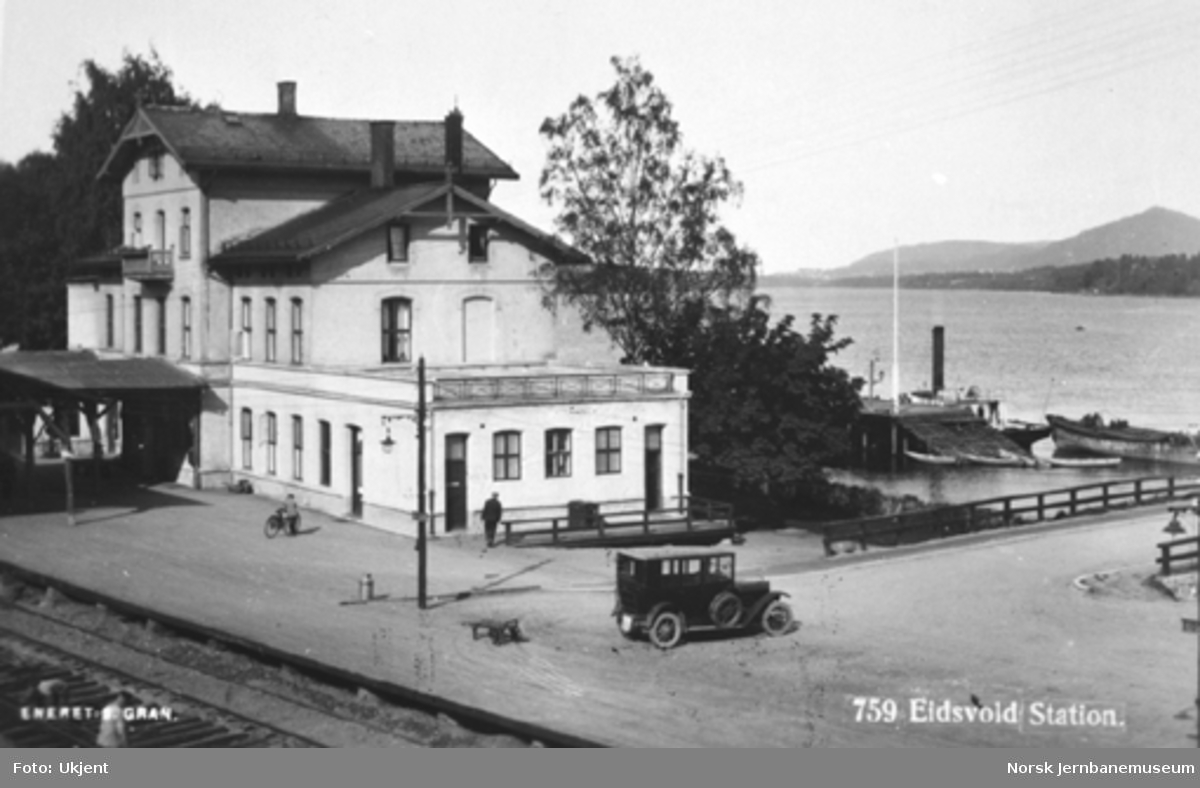 Eidsvoll stasjonsbygning med kaien i bakgrunnen