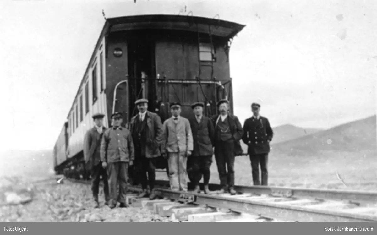 Jernbanens folk venter på Stortingets jernbanekomite på skinnetipp nord for Hjerkinn høsten 1919