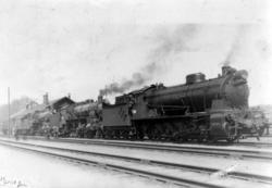 Damplokomotiv type 29a nr. 309 foran to damplokomotiver av t