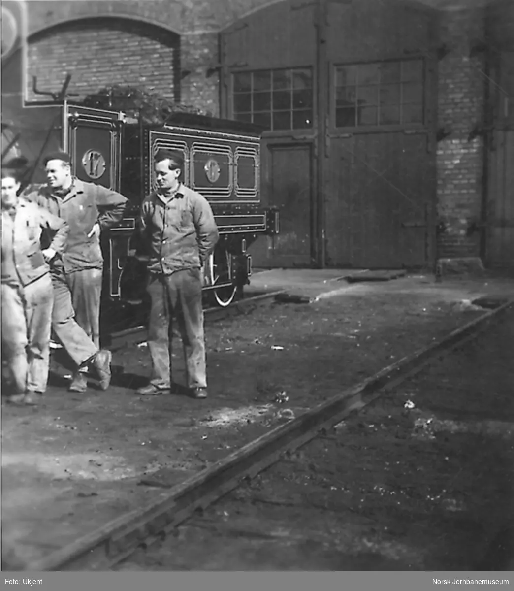 Tre av verkstedarbeiderne fremfor damplokomotivet type 2a nr. 17 "Caroline" etter oppussingen før jubileet i 1954 : utenfor Rørosbanestallen