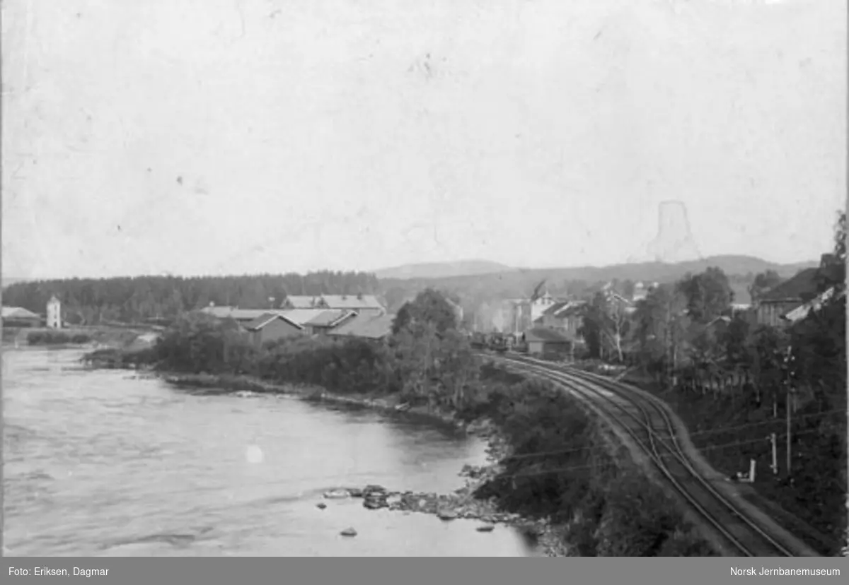Oversiktsbilde med Kongsvinger stasjon og utkjøringen mot Oslo. Damplokomotiv, trolig type 3a nr. 19, med godstog på stasjonen.