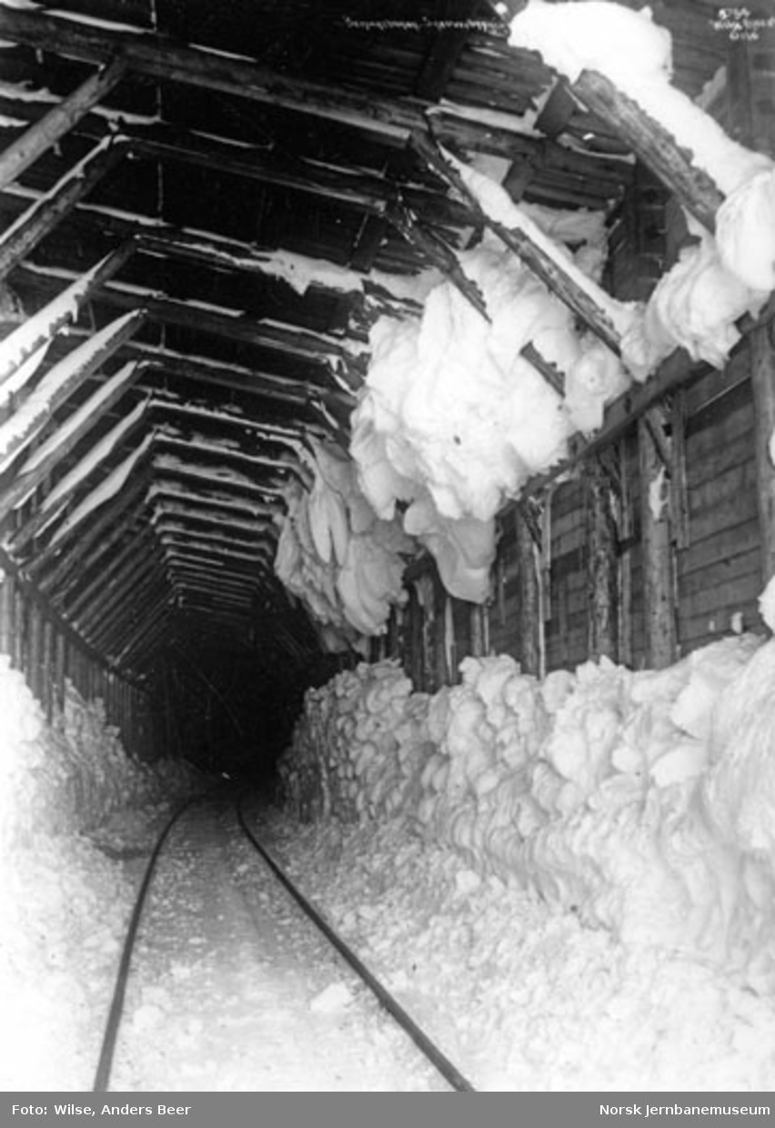 Snøoverbygg : spor og snø vinterstid