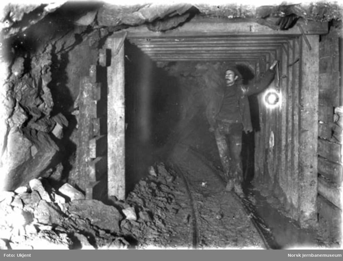 Tunnelarbeider i retningsstollen i Gravehalsen tunnel