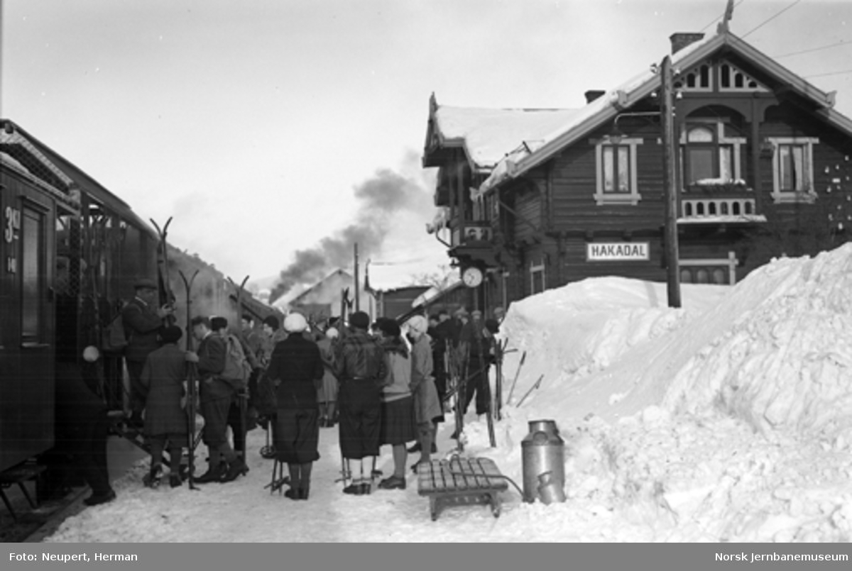 Persontog og skiturister på Hakadal stasjon