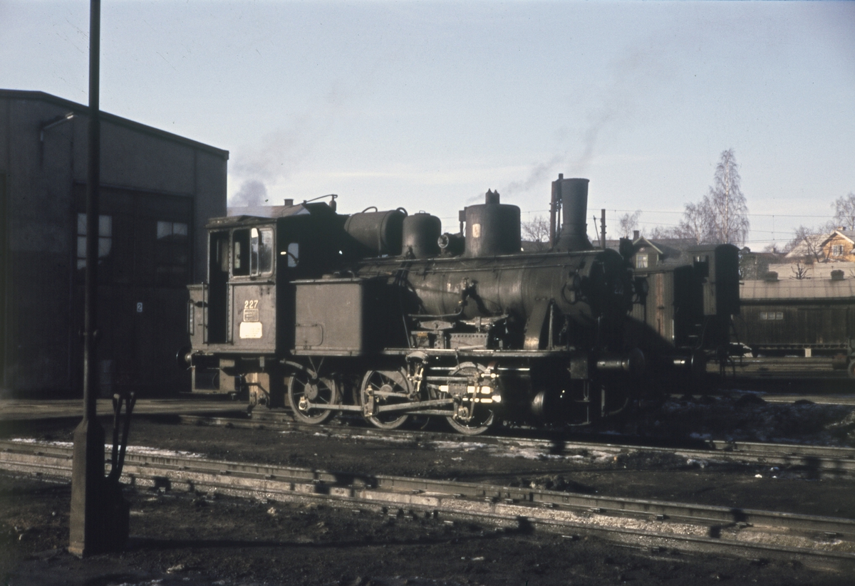 Damplokomotiv (skiftelokomotiv) type 25a nr 227 ved lokstallen på Hamar