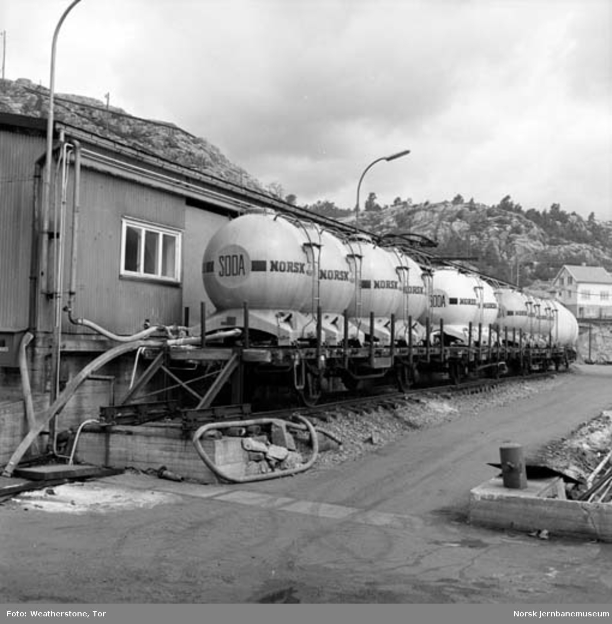 Plattformvogner med beholdere for soda på Falconbridge-anleggets sidespor