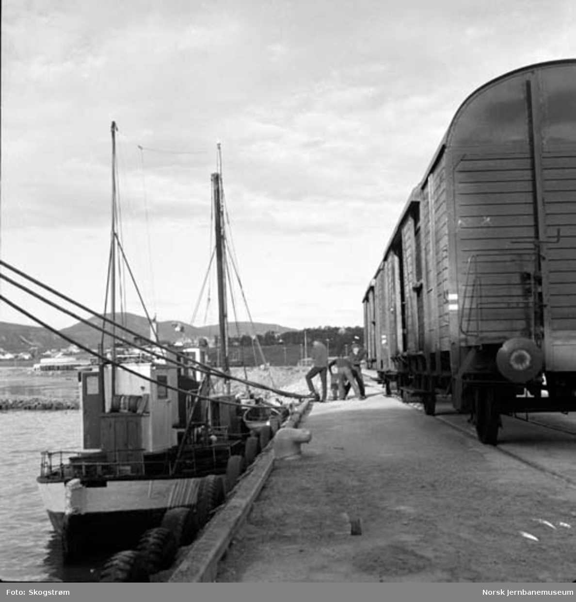 Ny jernbanekai i Bodø : første omlasting fra jernbane til båt; 2 vognlaster sprengstoff til M/K Løvold