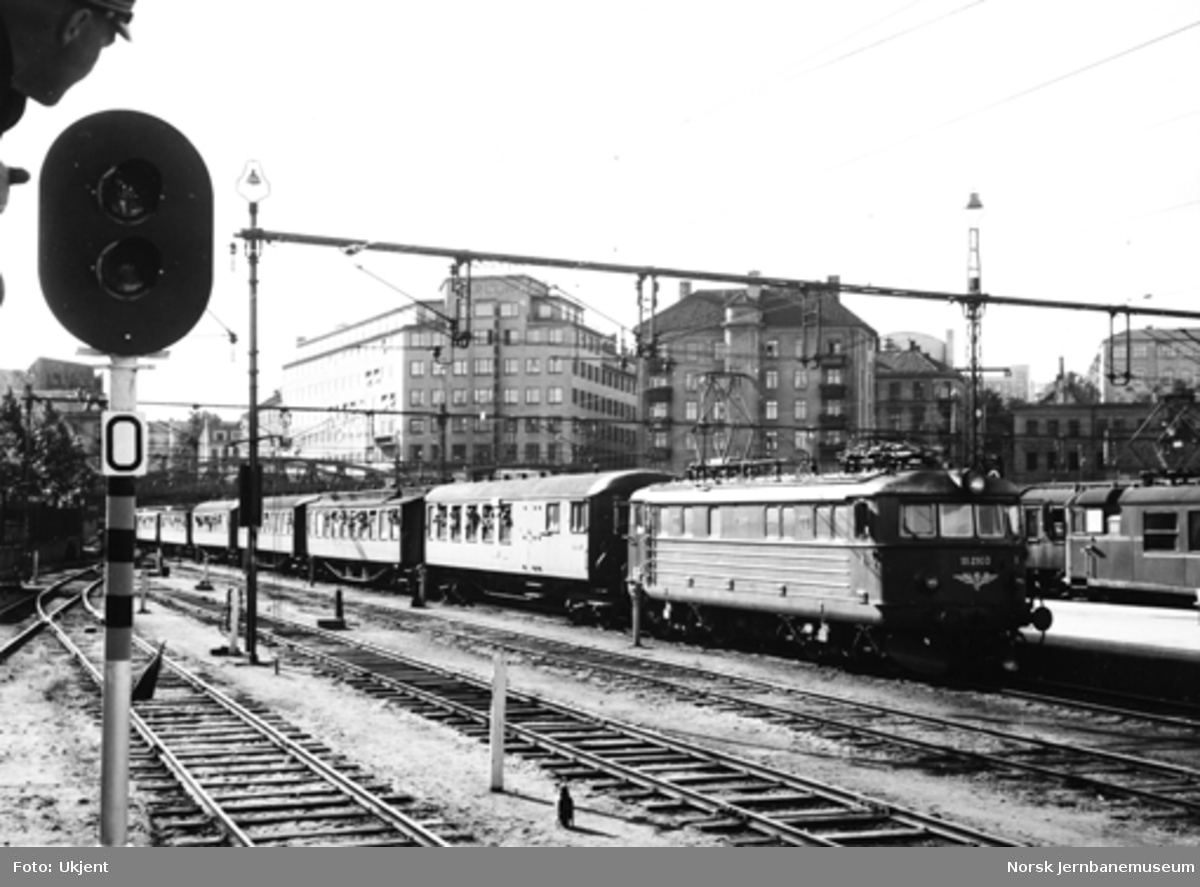 Speidertog på Oslo V, trukket av elektrisk lokomotiv El 11 2103,
