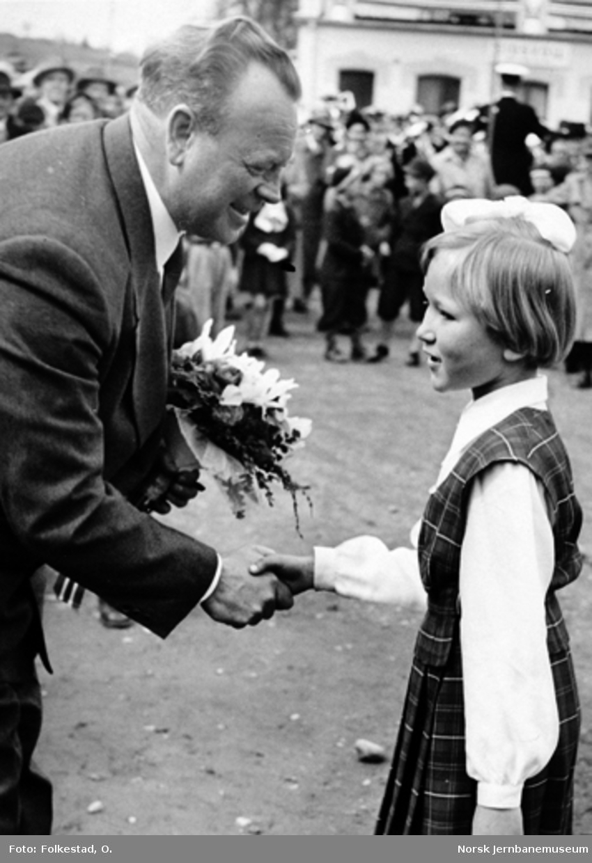 Jubileet i 1954 : Generaldirektør Stokke overrekkes blomster på Eidsvoll