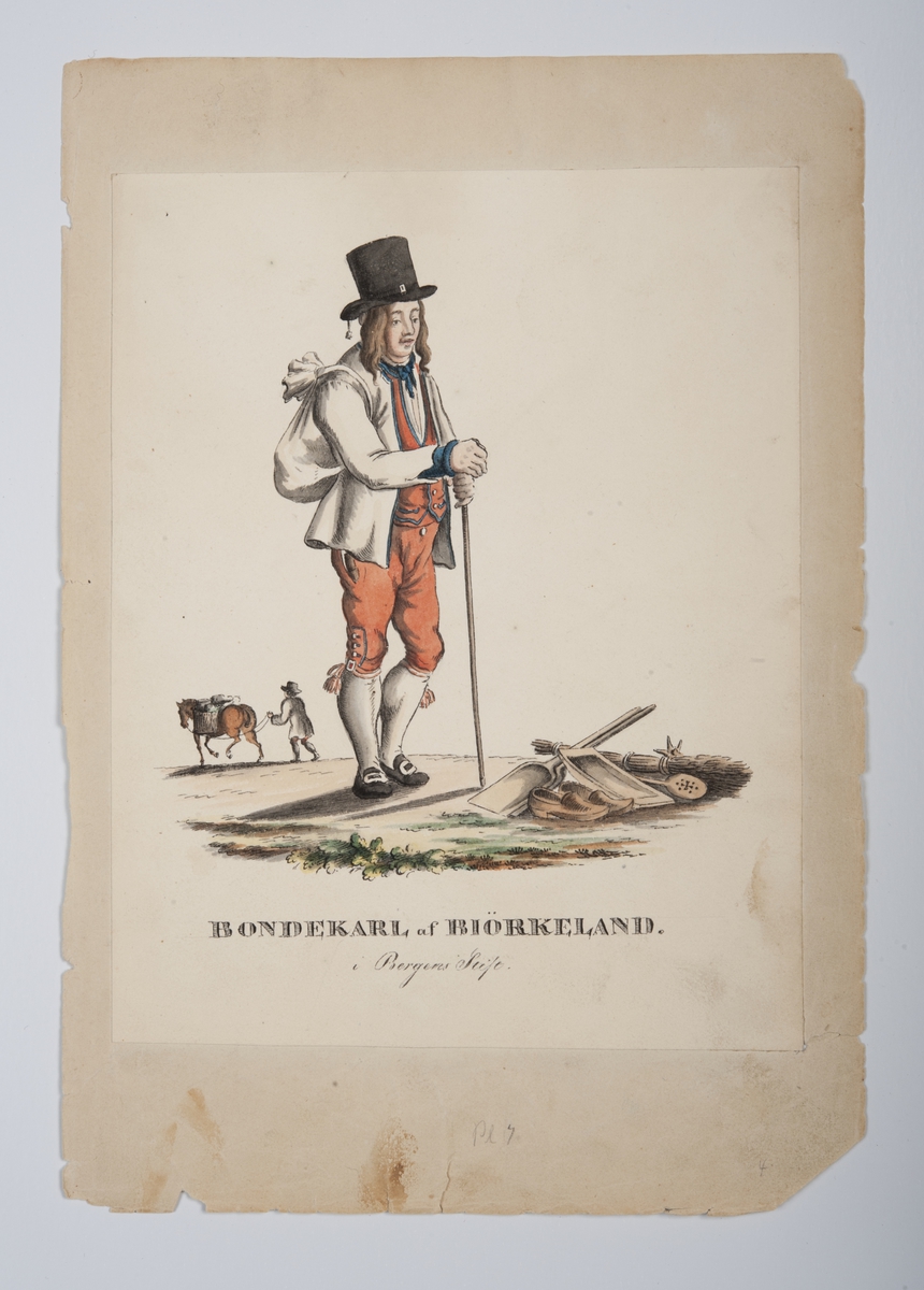 Mann i folkedrakt fra Birkeland, Fana, Bergen med vandrestav og ryggsekk. På bakken ligger tresaker og sko. I bakgrunnen hest med sidekurver.