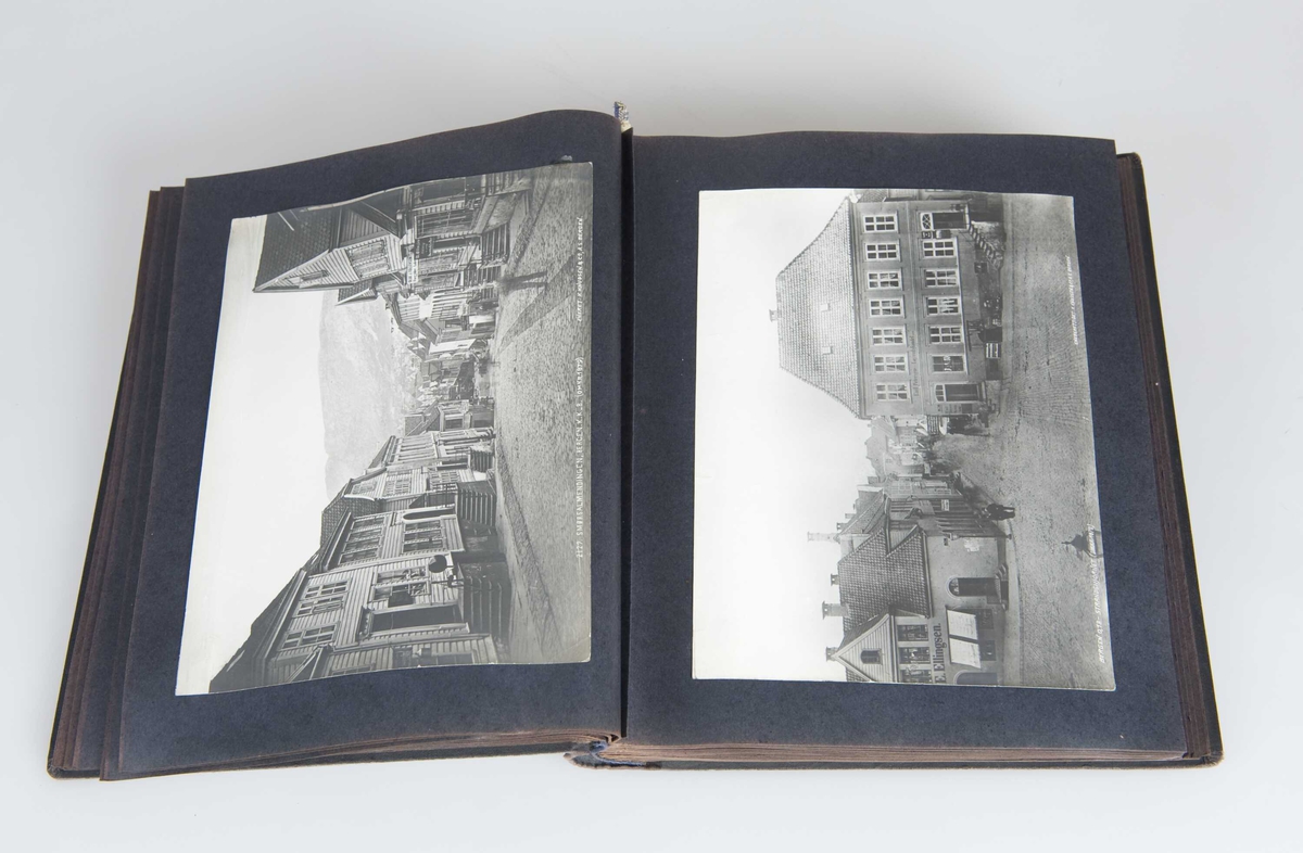Fotografiene i albumet har motiver fra  Bergen, fotografert av firma K. Knudsen & Co A.S. Bergen og av A. B. Wilse, motiver fra hans K-serie (bygningskultur).