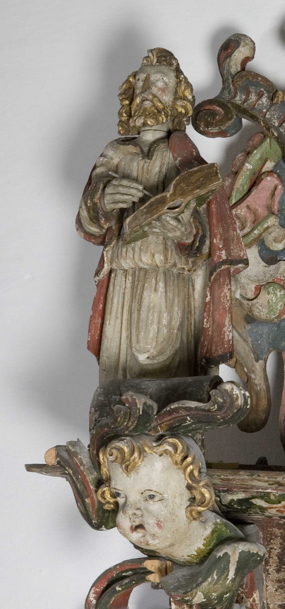 Nedenfra ser vi nattverden, den korsfestede Kristus flankert av Moses og Johannes, begravelsen, oppstandelsen og øverst Kristus som Salvator Mundi, Verdens Frelser. De fire figurene som holder hver sin bok, forestiller sannsynligvis de fire evangelistene. 