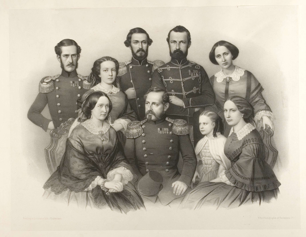 Gruppebilde av den svenske kongefamilien: kong Oscar I og dronning Josephine omgitt av barn og svigerbarn
